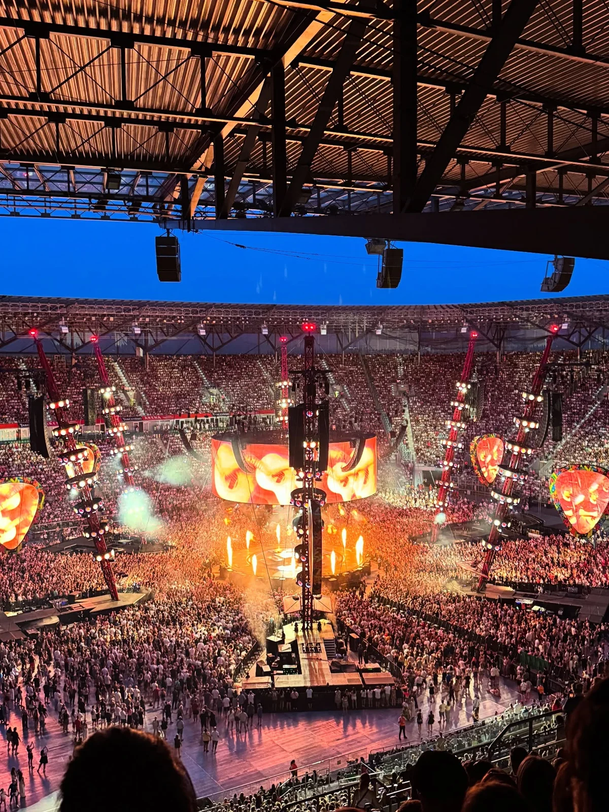 Koncert na stadionie, scena i tysiące uczestników
