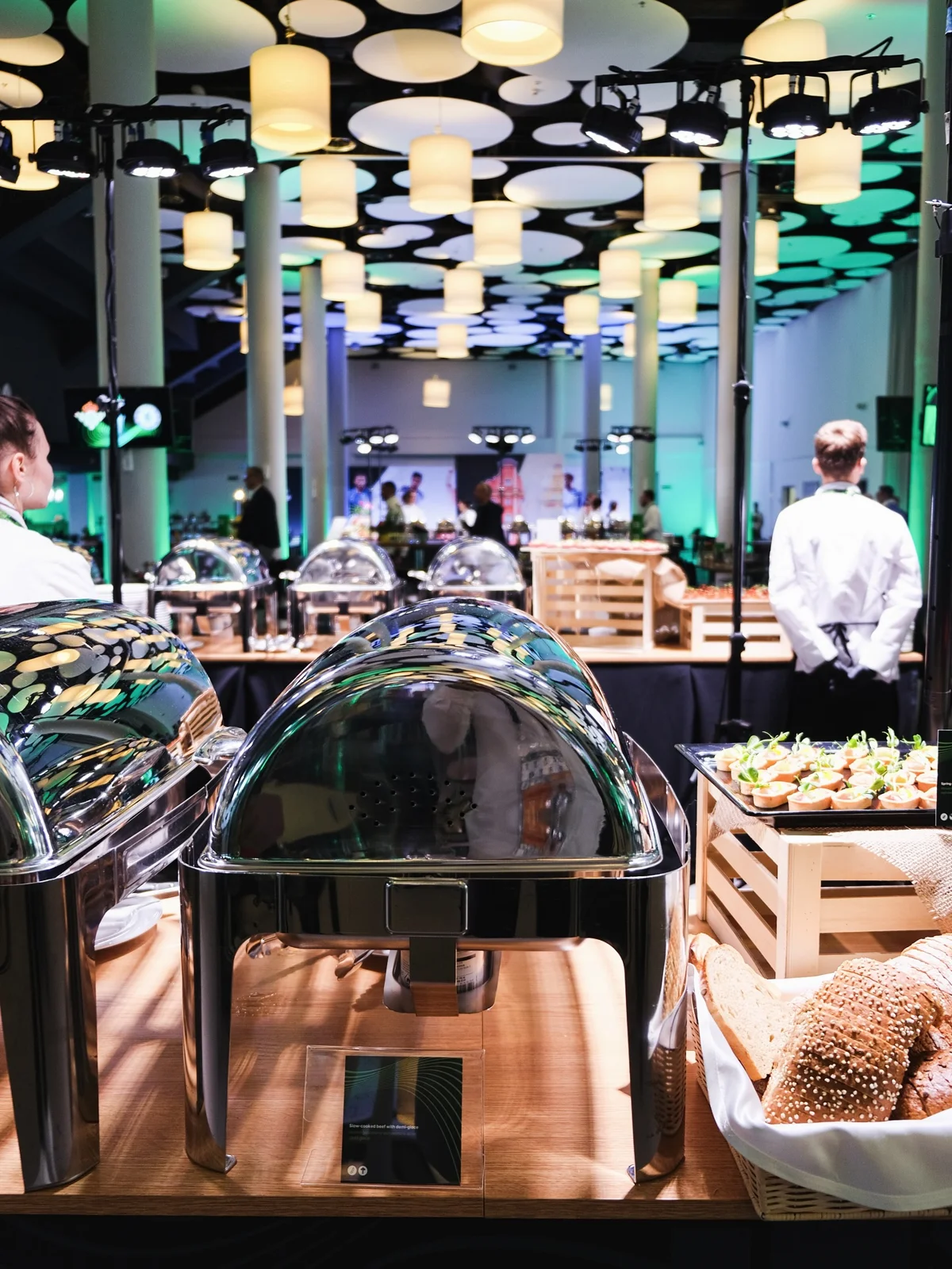 Przygotowana przestrzeń gastronomiczna na spotkanie biznesowe