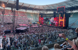 Wypełniona publicznością arena podczas koncertu